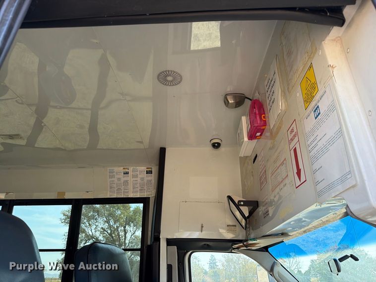 image for item EW8940 2003 Ford E450 Super Duty shuttle bus