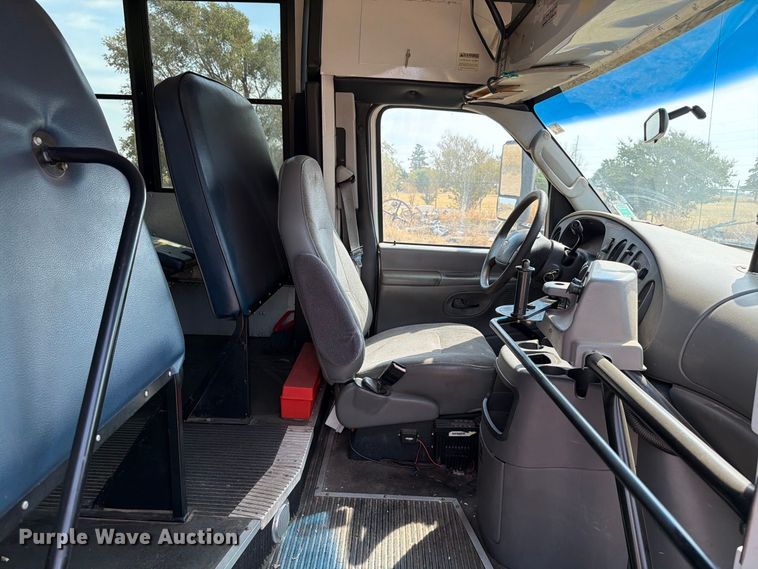 image for item EW8940 2003 Ford E450 Super Duty shuttle bus