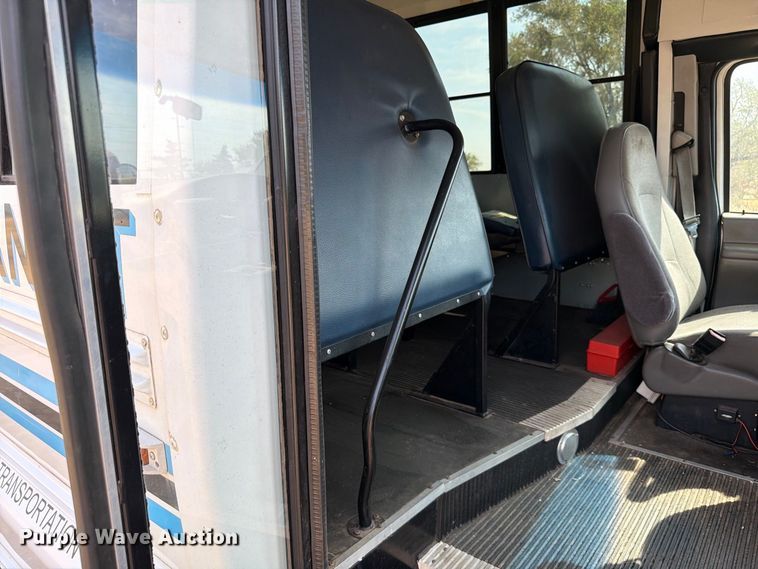 image for item EW8940 2003 Ford E450 Super Duty shuttle bus
