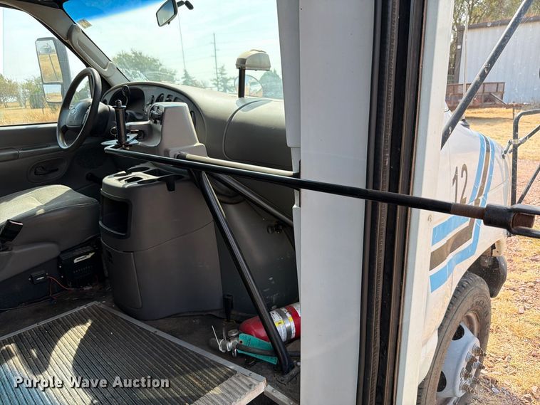 image for item EW8940 2003 Ford E450 Super Duty shuttle bus