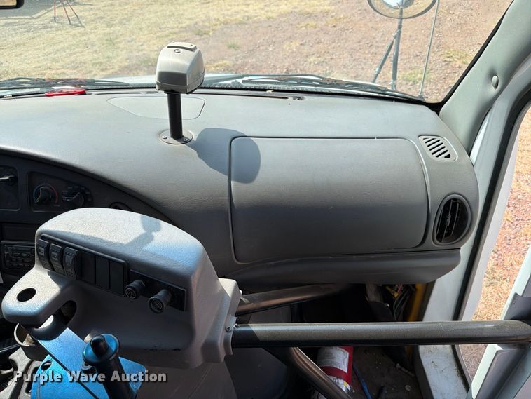 image for item EW8940 2003 Ford E450 Super Duty shuttle bus