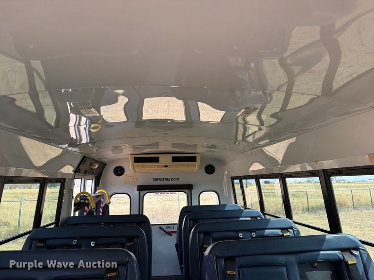 image for item EW8940 2003 Ford E450 Super Duty shuttle bus