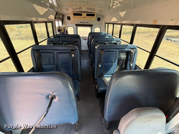 image for item EW8940 2003 Ford E450 Super Duty shuttle bus