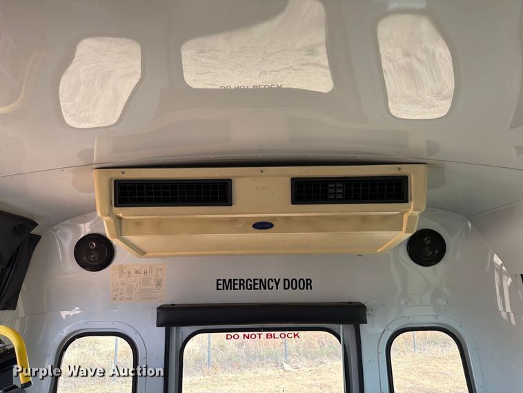 image for item EW8940 2003 Ford E450 Super Duty shuttle bus