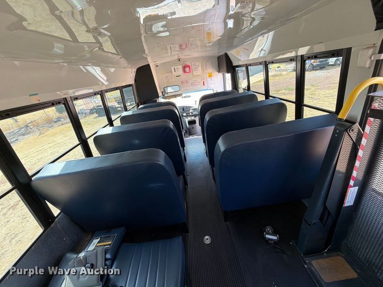 image for item EW8940 2003 Ford E450 Super Duty shuttle bus