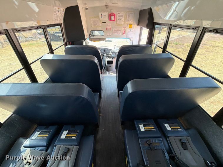 image for item EW8940 2003 Ford E450 Super Duty shuttle bus