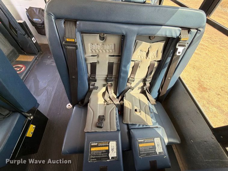 image for item EW8940 2003 Ford E450 Super Duty shuttle bus