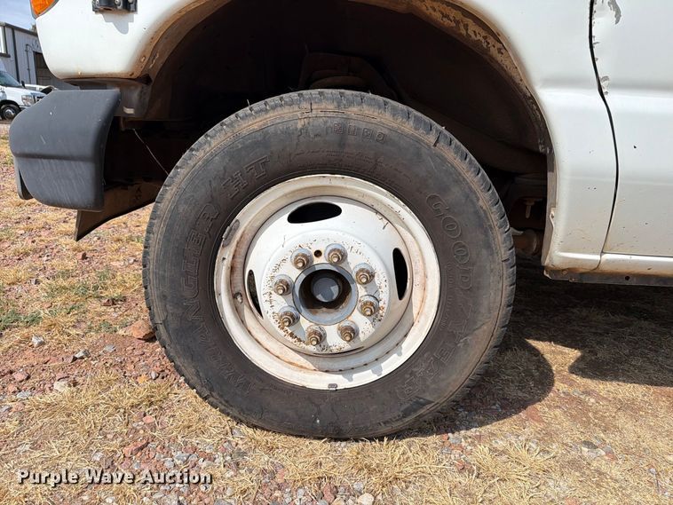 image for item EW8940 2003 Ford E450 Super Duty shuttle bus