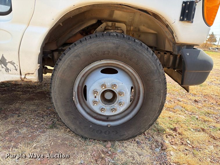 image for item EW8940 2003 Ford E450 Super Duty shuttle bus