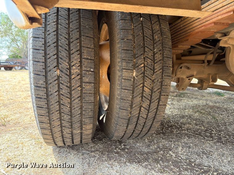 image for item EW8940 2003 Ford E450 Super Duty shuttle bus