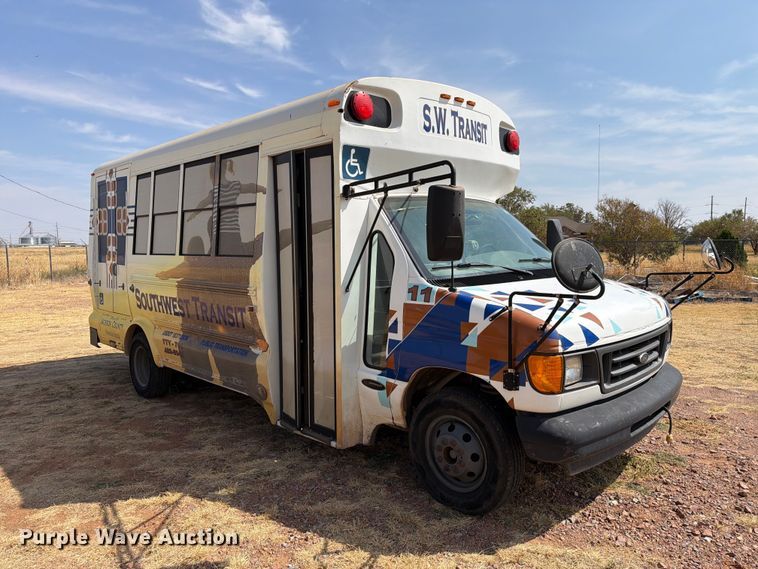 image for item EW8941 2003 Ford E450 Super Duty shuttle bus