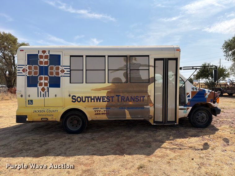 image for item EW8941 2003 Ford E450 Super Duty shuttle bus