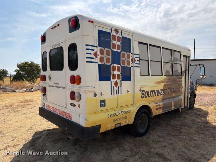 image for item EW8941 2003 Ford E450 Super Duty shuttle bus