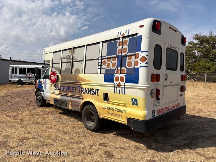 image for item EW8941 2003 Ford E450 Super Duty shuttle bus