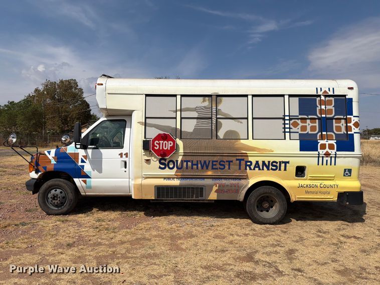 image for item EW8941 2003 Ford E450 Super Duty shuttle bus