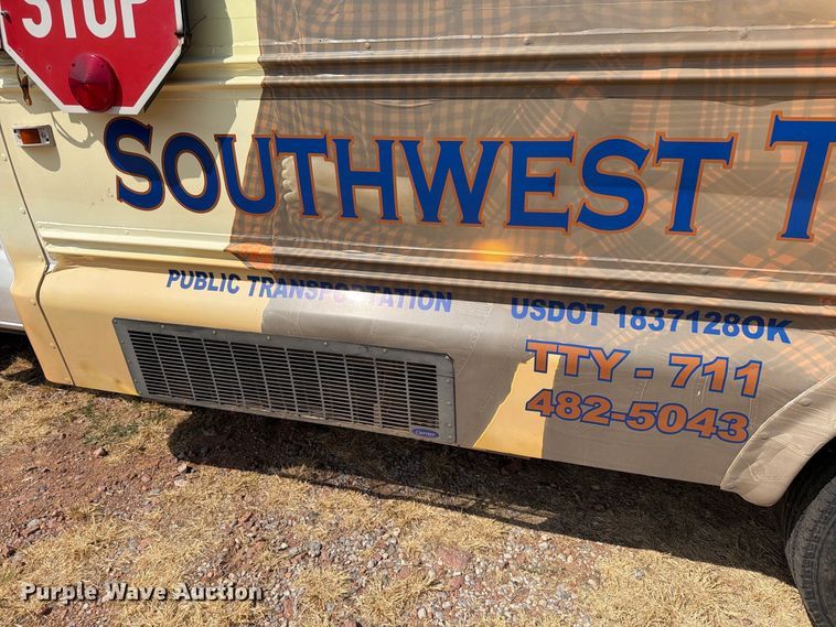 image for item EW8941 2003 Ford E450 Super Duty shuttle bus