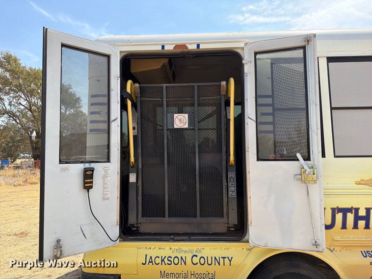 image for item EW8941 2003 Ford E450 Super Duty shuttle bus