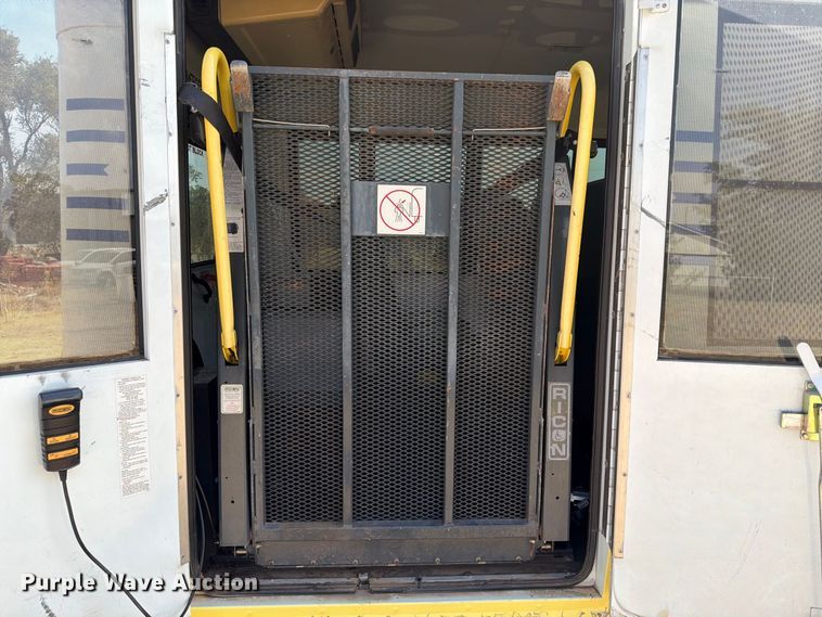 image for item EW8941 2003 Ford E450 Super Duty shuttle bus