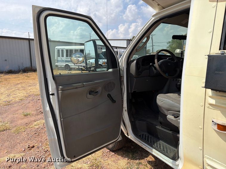 image for item EW8941 2003 Ford E450 Super Duty shuttle bus