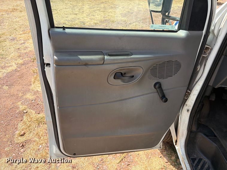 image for item EW8941 2003 Ford E450 Super Duty shuttle bus