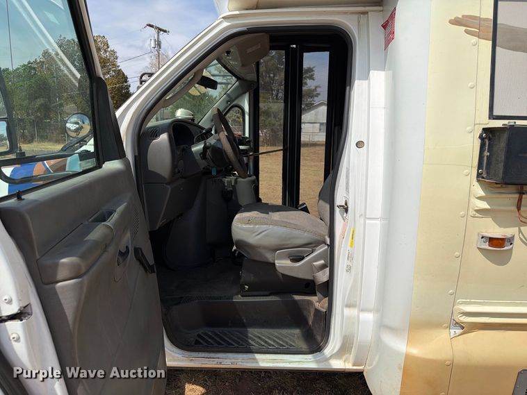 image for item EW8941 2003 Ford E450 Super Duty shuttle bus