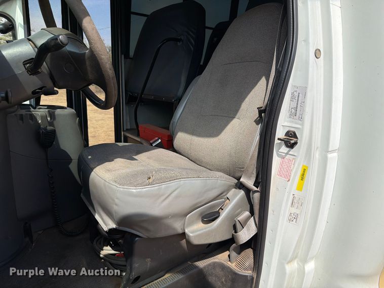 image for item EW8941 2003 Ford E450 Super Duty shuttle bus