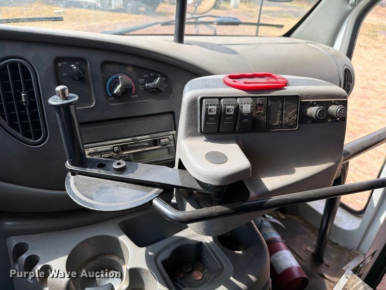 image for item EW8941 2003 Ford E450 Super Duty shuttle bus