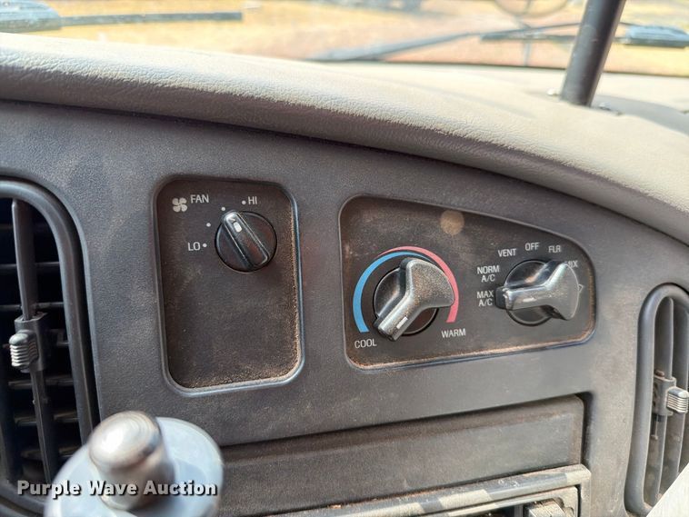 image for item EW8941 2003 Ford E450 Super Duty shuttle bus