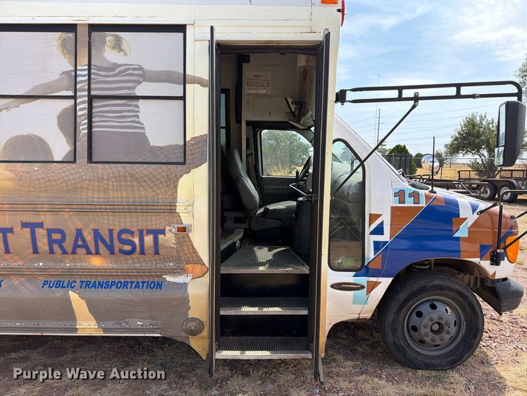 image for item EW8941 2003 Ford E450 Super Duty shuttle bus