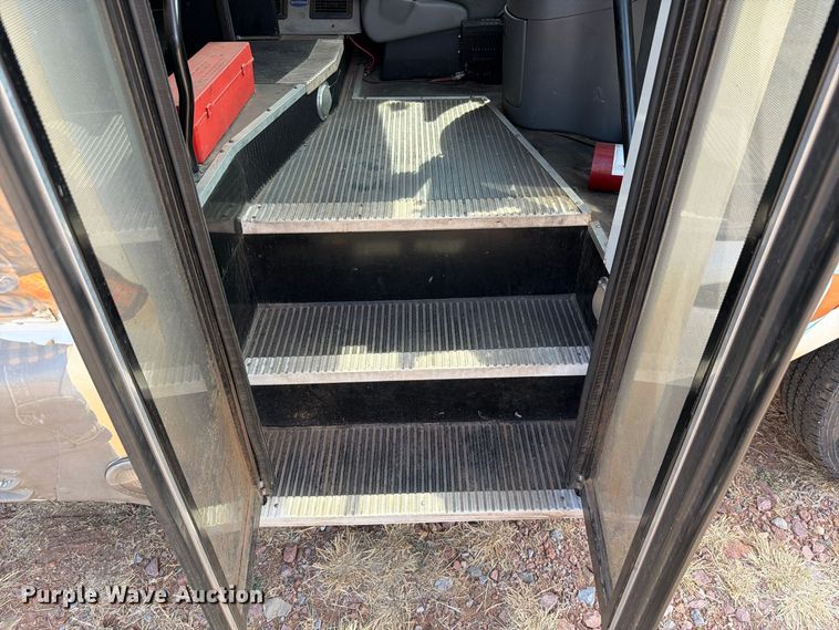 image for item EW8941 2003 Ford E450 Super Duty shuttle bus