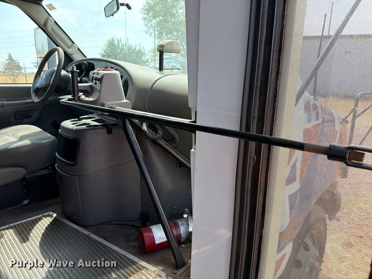 image for item EW8941 2003 Ford E450 Super Duty shuttle bus