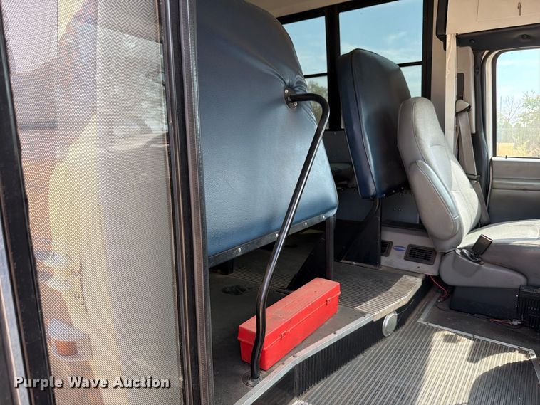 image for item EW8941 2003 Ford E450 Super Duty shuttle bus