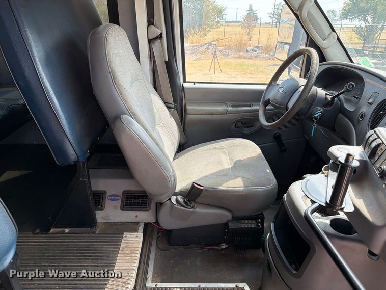 image for item EW8941 2003 Ford E450 Super Duty shuttle bus
