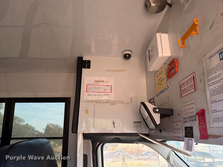 image for item EW8941 2003 Ford E450 Super Duty shuttle bus
