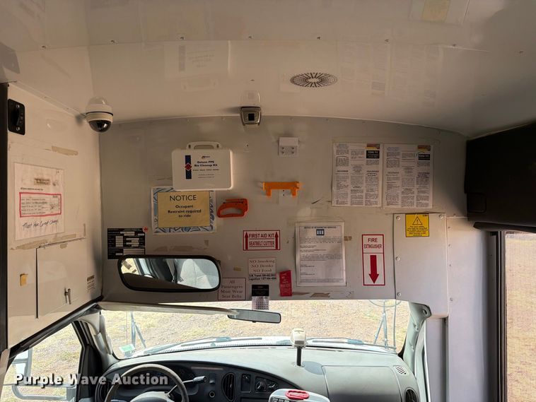 image for item EW8941 2003 Ford E450 Super Duty shuttle bus