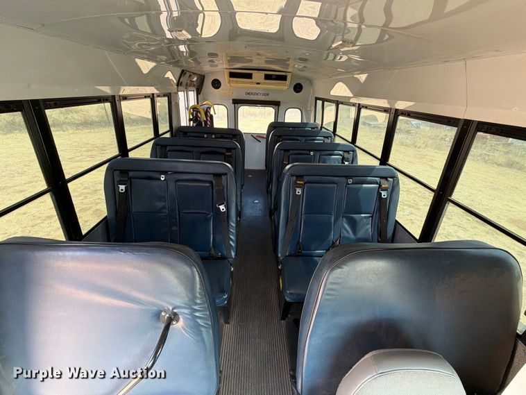 image for item EW8941 2003 Ford E450 Super Duty shuttle bus