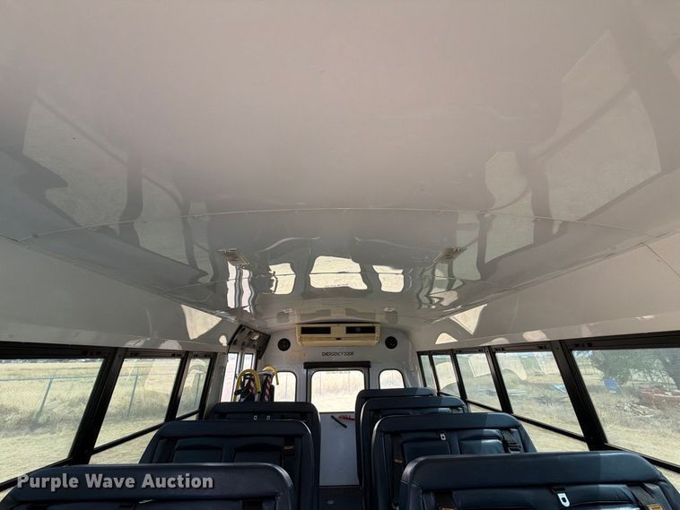 image for item EW8941 2003 Ford E450 Super Duty shuttle bus