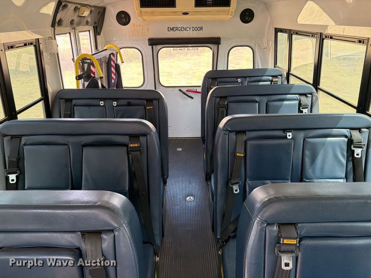 image for item EW8941 2003 Ford E450 Super Duty shuttle bus