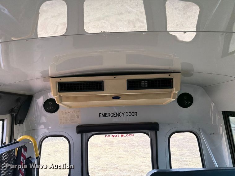 image for item EW8941 2003 Ford E450 Super Duty shuttle bus