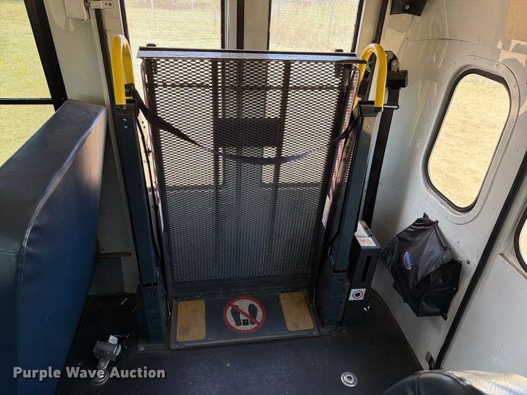 image for item EW8941 2003 Ford E450 Super Duty shuttle bus