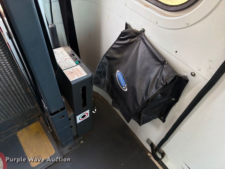 image for item EW8941 2003 Ford E450 Super Duty shuttle bus