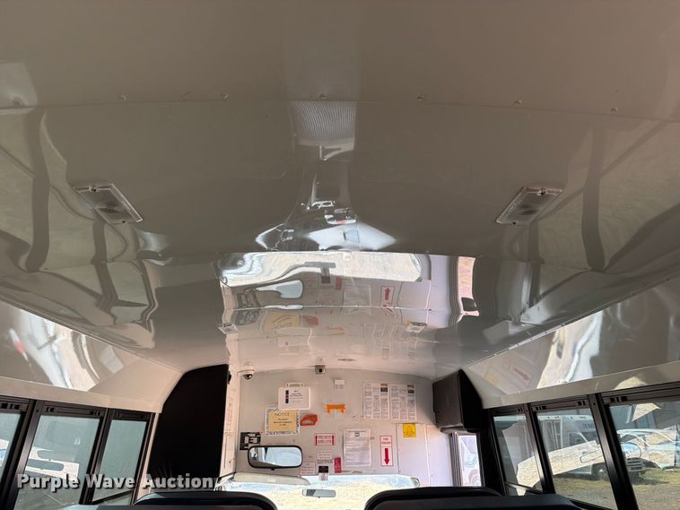image for item EW8941 2003 Ford E450 Super Duty shuttle bus