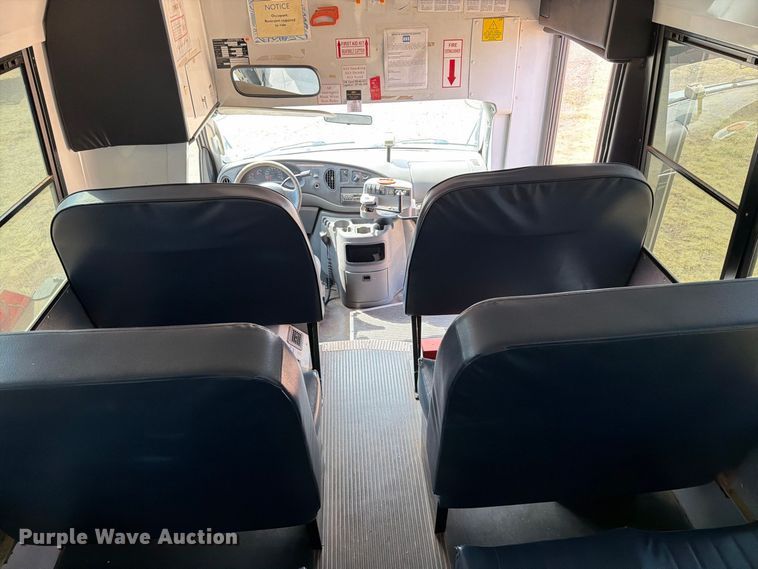 image for item EW8941 2003 Ford E450 Super Duty shuttle bus
