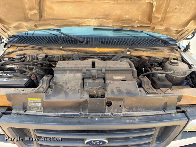 image for item EW8941 2003 Ford E450 Super Duty shuttle bus
