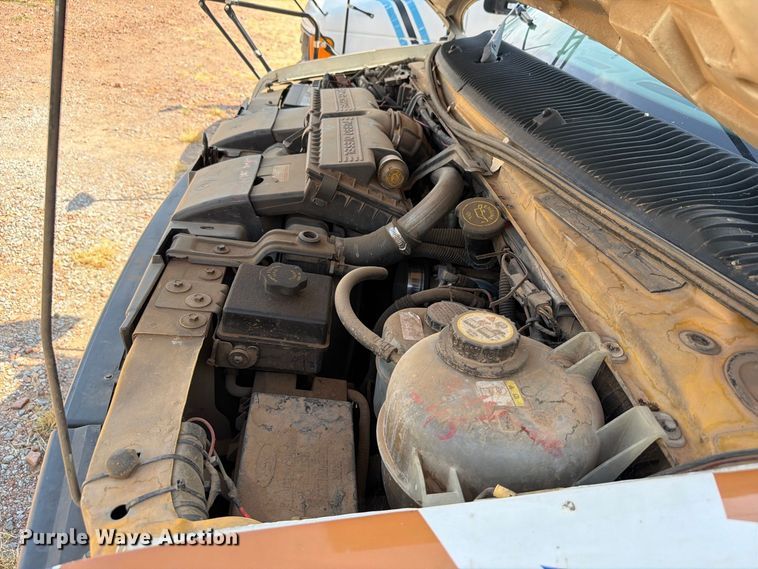 image for item EW8941 2003 Ford E450 Super Duty shuttle bus