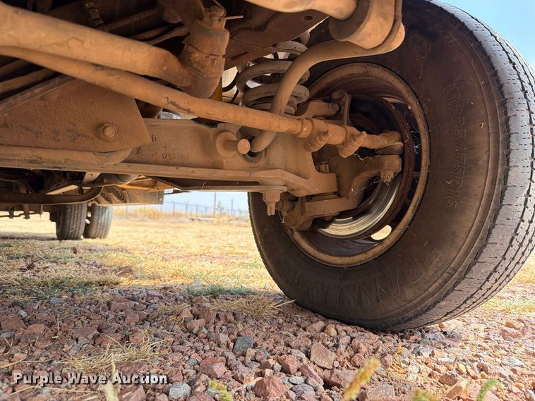 image for item EW8941 2003 Ford E450 Super Duty shuttle bus