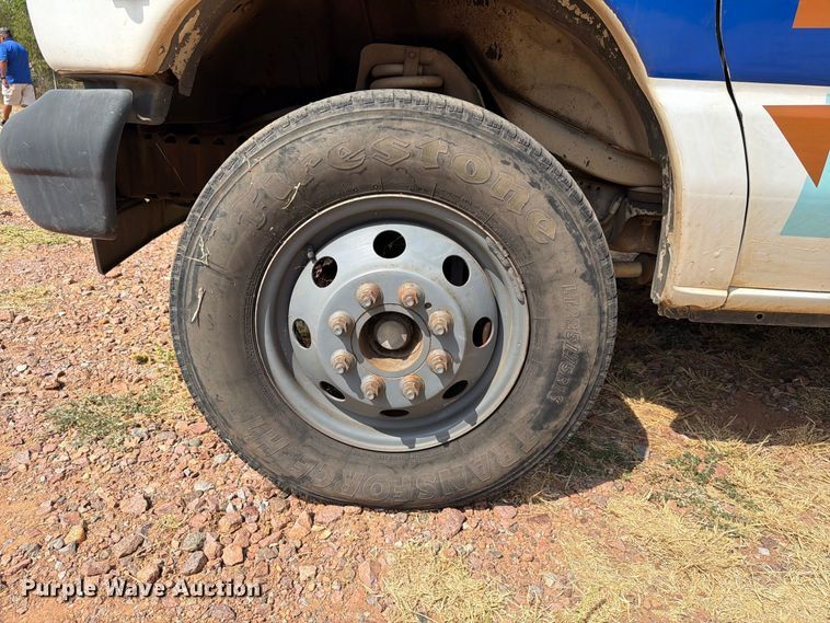 image for item EW8941 2003 Ford E450 Super Duty shuttle bus