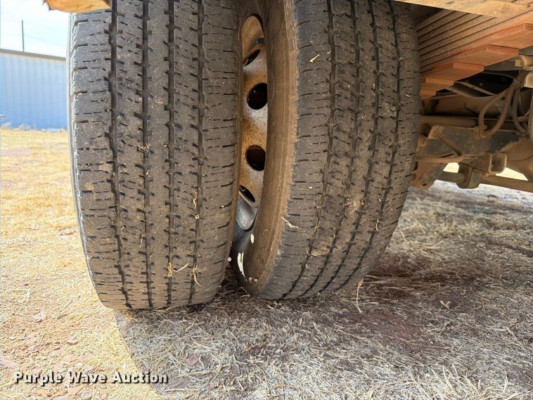 image for item EW8941 2003 Ford E450 Super Duty shuttle bus