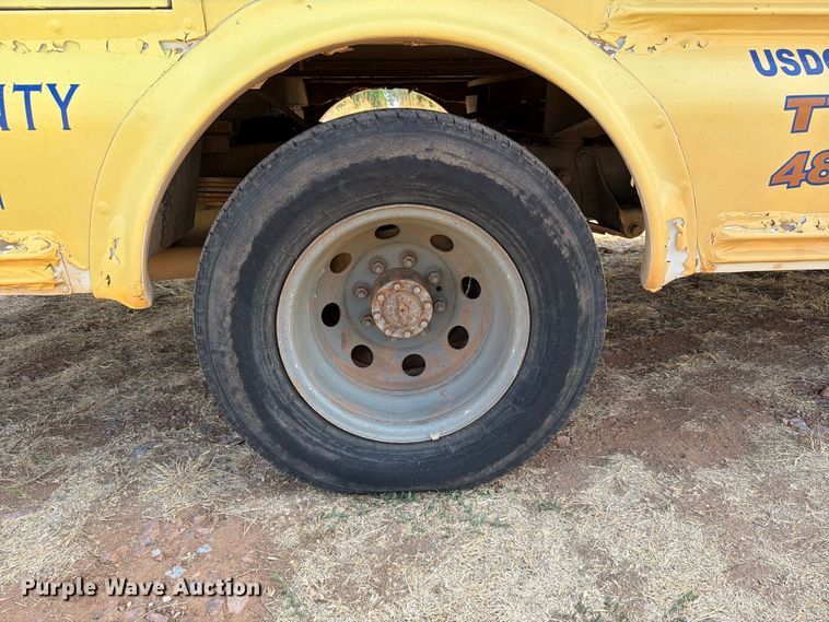 image for item EW8941 2003 Ford E450 Super Duty shuttle bus