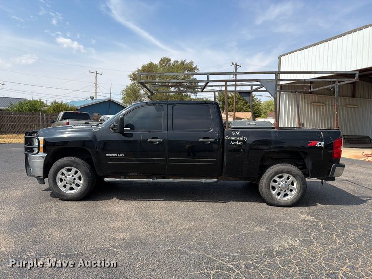 image for item EW8942 2012 Chevrolet Silverado 3500HD Crew Cab pickup truck